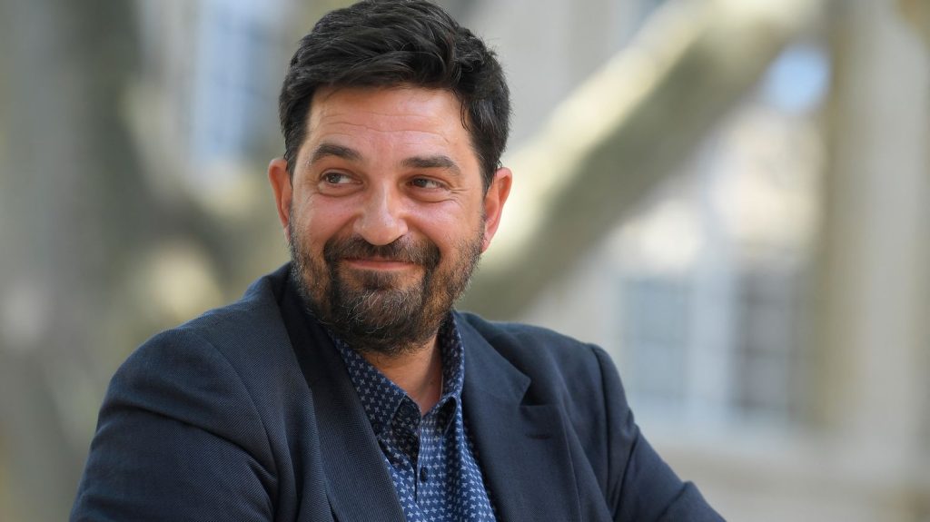 Le 78ème Festival d'Avignon doit "nous rassembler et nous permettre le débat démocratique, la confrontation", promet son directeur Tiago Rodrigues
Le directeur du festival de théâtre et spectacle vivant d'Avignon a révélé la programmation de la prochaine édition. Cette année la langue espagnole sera à l'honneur et Tiago Rodrigues promet de la radicalité.