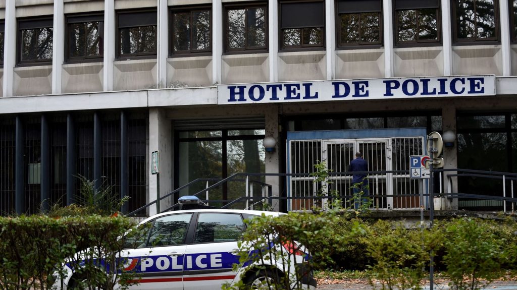 Bus visé par des coups de feu à Echirolles : "C'est très grave, on n’avait jamais eu ces faits-là", alerte le numéro 2 de la police de Grenoble
Un bus a été touché par sept coups de feu lundi soir vers 23h45, à Échirolles, au sud de Grenoble (Isère), sans faire de blessé.