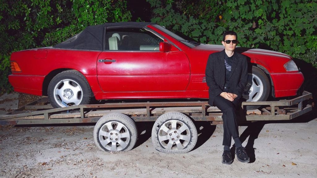 Lescop en tournée : le retour lumineux et rétro du chanteur pop
Onze ans qu’il n’avait pas foulé les planches de La Cigale. En 2012, il sortait du bois avec son mini-hit monocorde "La Forêt". Après un premier album encensé, Lescop a fait quelques détours, dont un plongeon dans la funk avec son groupe Serpent, tout en s’essayant au cinéma et au théâtre.