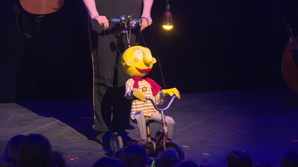Les Ogres de Barback à nouveau sur les routes avec leur spectacle pour enfants "Pitt Ocha"
Le groupe de musique tzigane est de retour avec son joli conte musical pour le jeune public. Le grand chapiteau a pris place à Fontaine-La-Guyon, en Eure-et-Loir, jusqu'à lundi, avant de poursuivre sa tournée estivale à travers la France.
