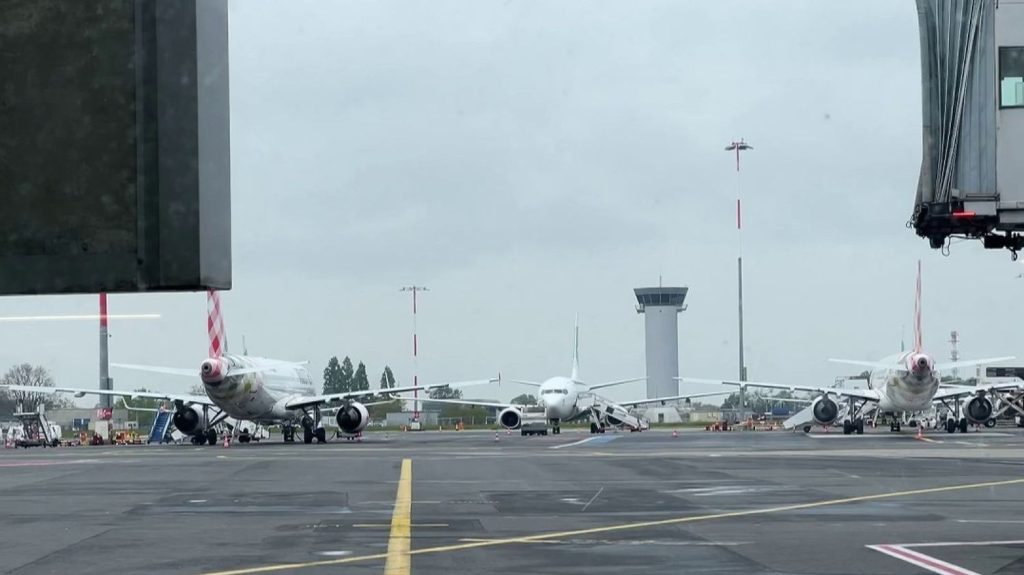 Aéroports : un trafic perturbé malgré la levée du préavis de grève
Des annulations en pagaille sont à déplorer, jeudi 25 avril, malgré l'annulation de la grève des contrôleurs aériens. Trois vols sur quatre étaient annulés à Orly, dans le Val-de-Marne, jeudi matin. D'autres aéroports connaissent également de grosses perturbations, en période de vacances scolaires.