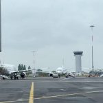 Aéroports : un trafic perturbé malgré la levée du préavis de grève
Des annulations en pagaille sont à déplorer, jeudi 25 avril, malgré l'annulation de la grève des contrôleurs aériens. Trois vols sur quatre étaient annulés à Orly, dans le Val-de-Marne, jeudi matin. D'autres aéroports connaissent également de grosses perturbations, en période de vacances scolaires.