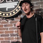 À Montpellier, un bar se transforme en comedy club pour accueillir des stand-uppers amateurs
Devenir humoriste : un rêve qui se réalise enfin pour les amateurs de blagues qui fréquentent le Red Line. Une fois par semaine, les chaises du bar montpelliérain mises de côté, certains spectateurs s'improvisent comédiens et se découvrent un talent peut-être insoupçonné pour le stand-up.