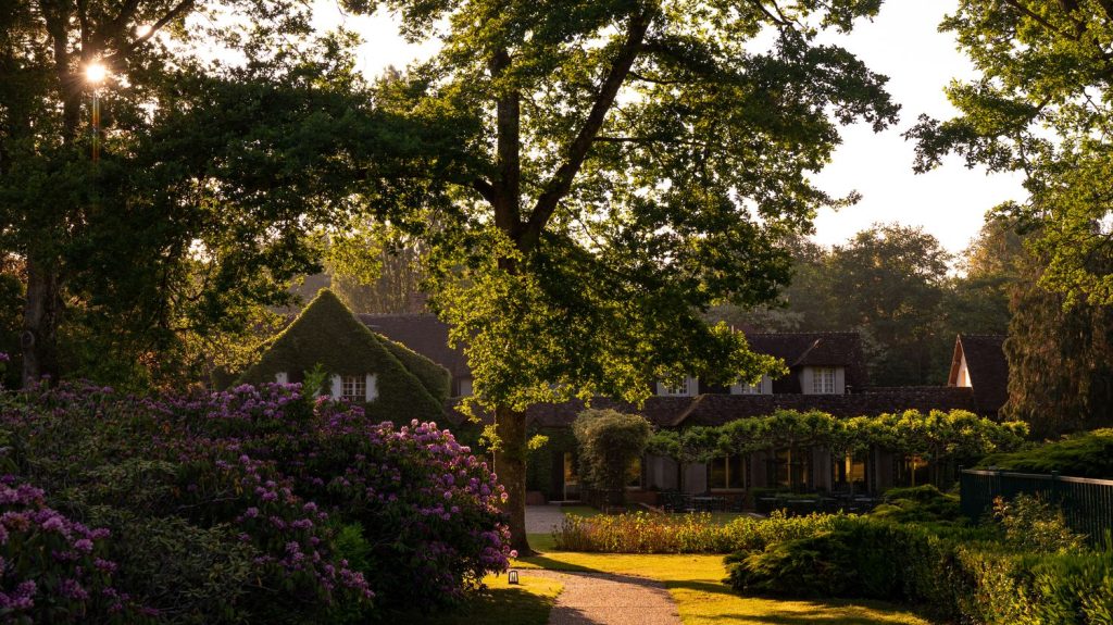 Relais-Châteaux : garder l'âme des propriétés en prenant le virage de la transition
C'est un label de qualité quand on cherche une étape gourmande durant un voyage : les Relais-Châteaux. L’idée est née il y a tout juste 70 ans, sur la mythique route des vacances vers la Méditerranée.