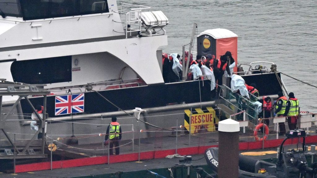 Immigration illégale : les traversées de la Manche de migrants toujours plus nombreuses
Elles ne font plus la "une" de l'actualité et pourtant, dans la Manche, les traversées de migrants n'ont jamais été aussi nombreuses. Près de 800 personnes ont rejoint l'Angleterre sur des embarcations de fortune pendant le week-end de Pâques.