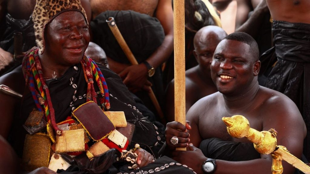 Le Royaume-Uni renvoie temporairement au Ghana des trésors ashanti volés pendant la colonisation
Les antiquités seront exposées à compter du 1er mai au Musée du Palais Manhyia, dans la ville de Kumasi, à l'occasion de la célébration du jubilé d'argent du roi asante, Otumfuo Osei Tutu II, qui durera toute l'année au Ghana.