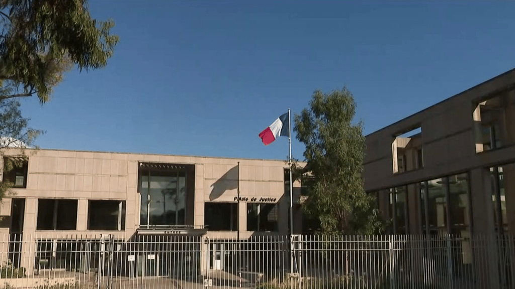 Agression de Samara : trois mineurs mis en examen
Mardi 2 avril, une adolescente de 13 ans a été agressée devant son collège, à Montpellier (Hérault). Ses trois agresseurs sont passés aux aveux et ont été mis en examen pour tentative d’homicide volontaire.