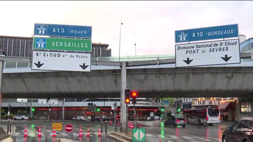 Autoroute A13 : les intempéries ont-elles eu raison de la route ?
Un tronçon de l’autoroute A13, qui relie Paris à la Normandie, est fermé dans les deux sens, jusqu’à lundi 22 avril inclus. Une profonde fissure au niveau du viaduc de Saint-Cloud a été découverte et interroge sur le rôle des intempéries.