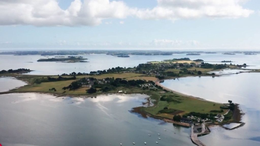 Tourisme : la Bretagne est plébiscitée par les vacanciers français
La Bretagne va une nouvelle fois faire le plein de touristes pendant le long week-end de l'Ascension qui s'annonce. Une étude met la Bretagne tout en haut du classement des réservations.
