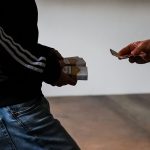 "Une source de graves nuisances" : dix maires de Seine-Saint-Denis dénoncent les ventes de cigarettes à la sauvette dans le département
Un rassemblement aura lieu lundi soir dans le quartier Quatre-Chemins, à cheval sur les deux communes d'Aubervilliers et de Pantin. Les maires du département veulent dénoncer ce phénomène qui "engendre une aggravation nette des problèmes de sécurité publique".