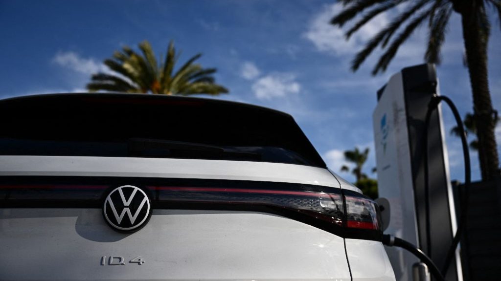 Automobile : les ventes de voitures électriques continuent de baisser en Europe
Le marché automobile poursuit son recul en mars dans l’ensemble de l’Europe. Le Comité des constructeurs européens vient de publier les chiffres, avec un repli plus marqué pour les véhicules tout-électrique.
