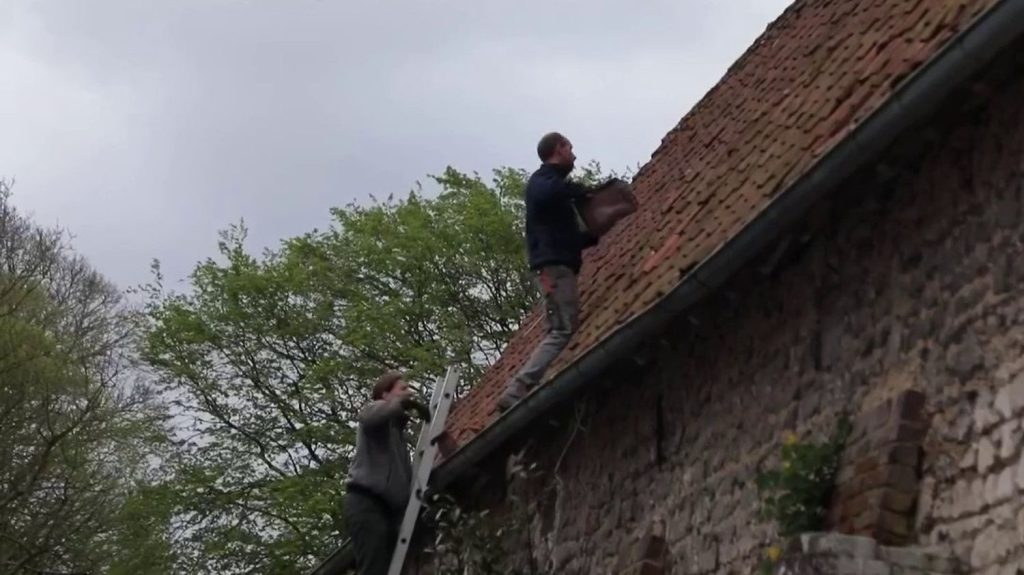 Dépression Renata : les habitants du Pas-de-Calais se barricadent en attendant le vent
À Gouy-en-Artois, dans le Pas-de-Calais, l'un des trois départements en vigilance orange pour vents violents lundi 15 avril, les habitants se préparent avec appréhension à de nouvelles rafales qui pourront dépasser les 100 km/h.