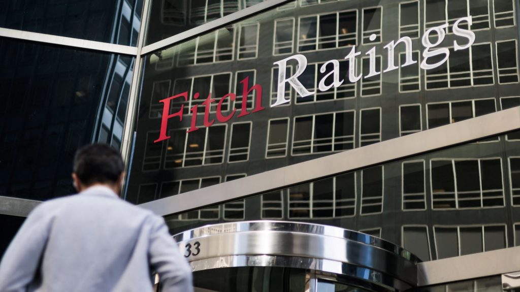 Expliquez-nous le rôle des agences de notation
Les verdicts de printemps des agences de notation Moody's et Fitch sur la dette souveraine française sont attendus vendredi soir. L'aggravation récemment annoncée des finances publiques laisse prévoir dans le meilleur des cas des commentaires peu flatteurs.