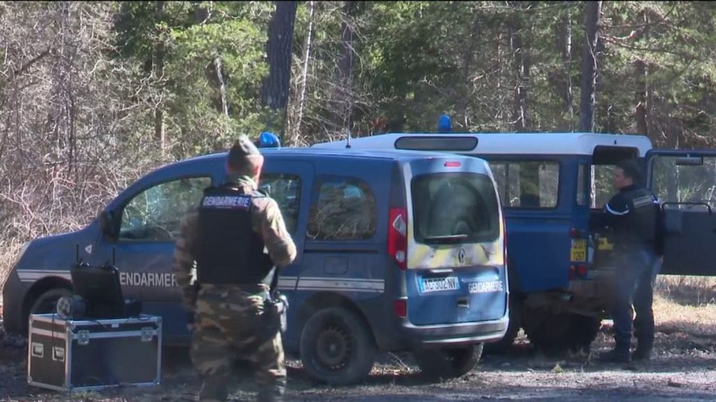 Mort du petit Émile : les enquêteurs ont retrouvé les vêtements appartenant au garçon
Alors que le crâne du petit Émile a été retrouvé le samedi 30 mars, les investigations ont permis de découvrir les vêtements appartenant au petit garçon 48 heures plus tard. Toutefois, les causes de sa mort restent encore inconnues.