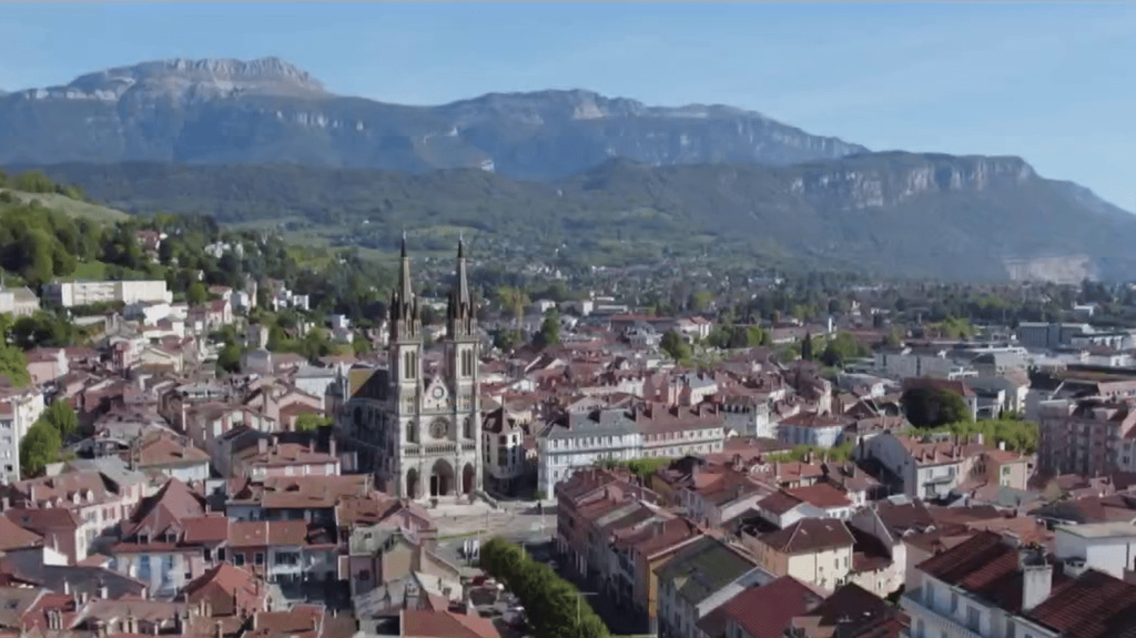 Isère : comment Voiron redonne vie à son centre-ville ?
Les petites et moyennes communes souffrent souvent de la désertification des commerces. Un phénomène qui n’est pas inéluctable, la preuve avec le dynamisme retrouvé du centre-ville de Voiron, en Isère.