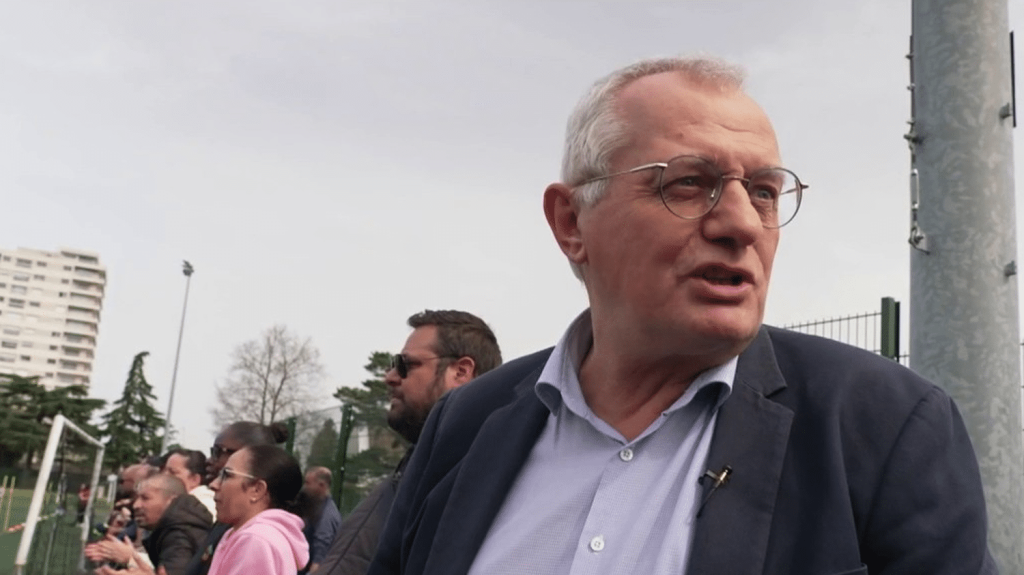Mort d’un collégien à Viry-Châtillon : le maire ne comprend pas toute cette violence
Après la mort d’un collégien de 15 ans à Viry-Châtillon (Essonne), le maire de la ville est désemparé et s’interroge sur cette escalade de violence.