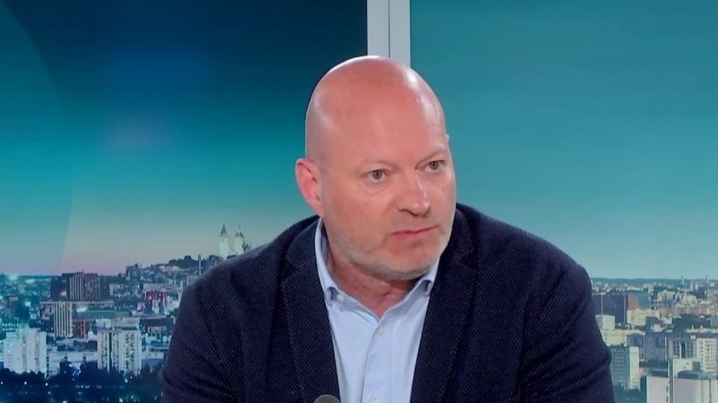 Violence des mineurs : "L'État ne fait plus son travail" et a laissé "trop de liberté à ces gamins", affirme le secrétaire national de SGP Police FO
Lundi 29 avril, Gabriel Attal a entamé des discussions avec les différents partis politiques afin de trouver des solutions pour endiguer la violence d'une partie de la jeunesse. Jean-Christophe Couvy, secrétaire national du syndicat SGP Police FO, est dans le 19/20 info pour en discuter.