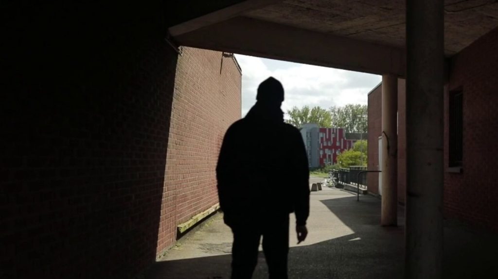 Meurtre à Grande-Synthe : une recrudescence inquiétante de la violence
Deux mineurs de 14 et 15 ans ont été incarcérés et mis en examen pour l'assassinat de Philippe Coopman, agressé dans la nuit du 15 au 16 avril. Le cousin d'un des suspects a également été agressé, faisant monter la tension à Grande-Synthe, dans le Nord.