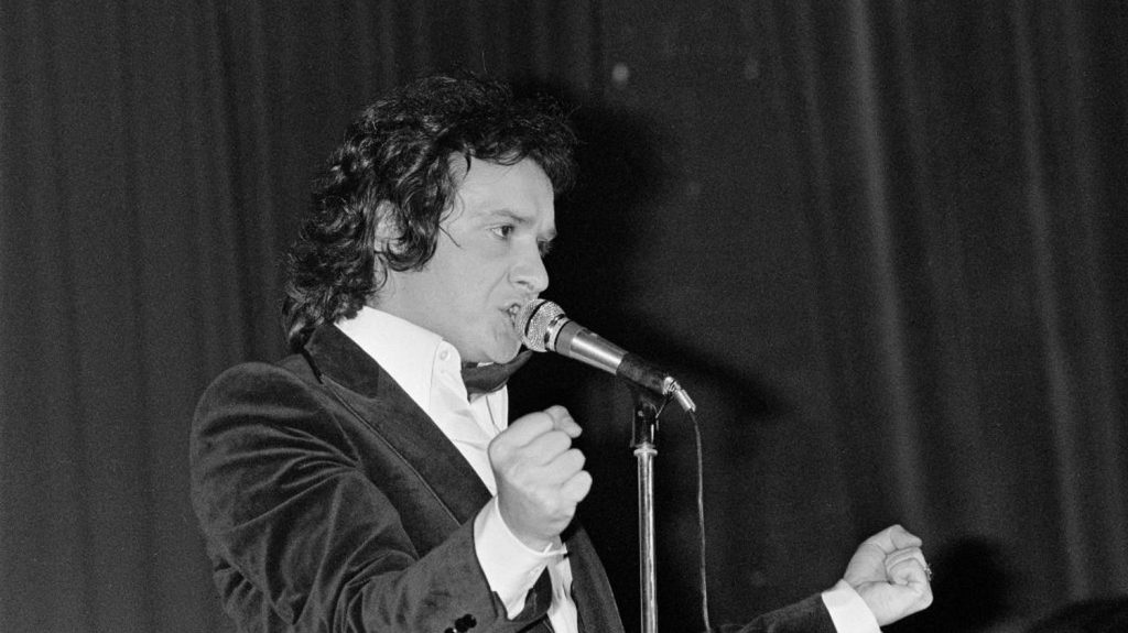 "J'ai envie de violer des femmes", de Sardou à aujourd'hui
Une nouvelle polémique rappelle ces jours-ci une chanson de 1973, les adversaires de Michel Sardou négligeant peut-être de s'intéresser à la violence d'un sexisme contemporain décomplexé et sur la culture du viol dans la musique populaire.
.