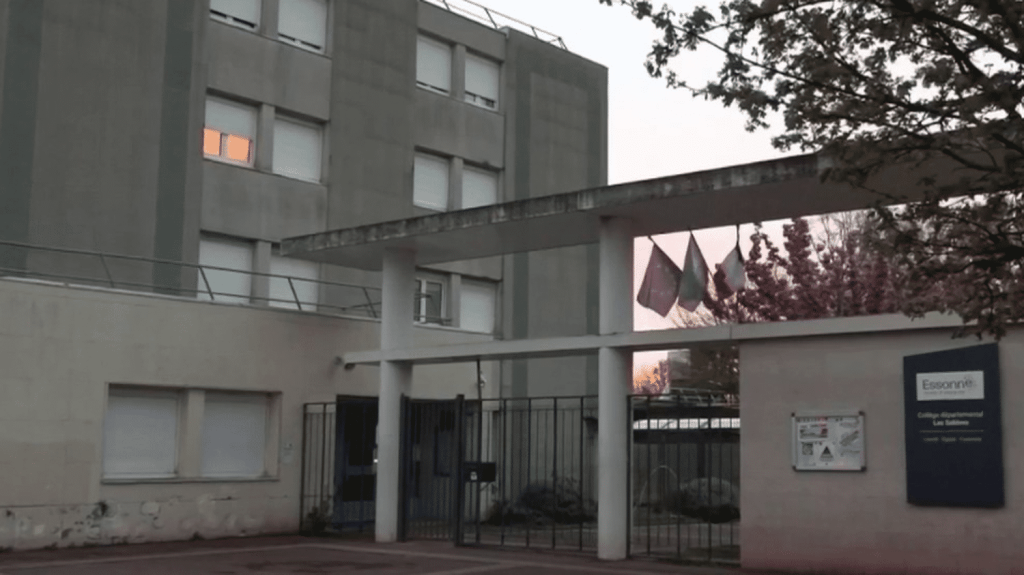 Collégien tabassé à Viry-Châtillon : une enquête ouverte
Un adolescent de 15 ans a été retrouvé entre la vie et la mort à quelques mètres de son collège de Viry-Châtillon, dans l'Essonne, jeudi 4 avril. Il a été la cible d'un lynchage violent commis par plusieurs agresseurs. Une enquête a été ouverte.
