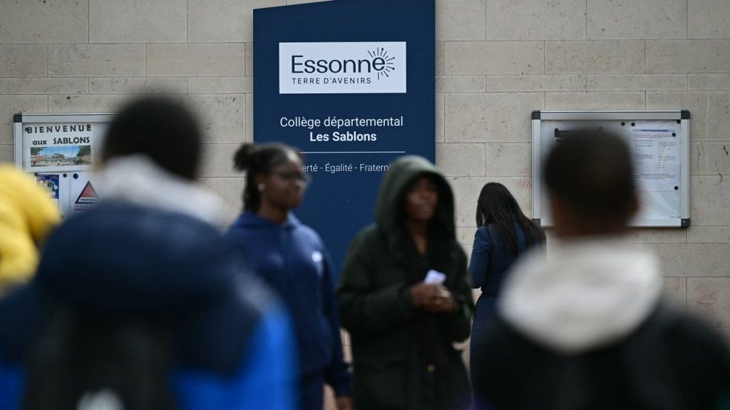 "Les enfants sont tous en pleurs" : parents et élèves sous le choc après la mort d'un collégien à Viry-Châtillon
Le gouvernement a dénoncé un "crime barbare" après la mort d'un adolescent agressé à la sortie de son collège de Viry-Châtillon. Elèves et parents se sont retrouvés vendredi devant l'établissement partagés entre sidérations, inquiétude et immense tristesse.