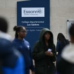 "Les enfants sont tous en pleurs" : parents et élèves sous le choc après la mort d'un collégien à Viry-Châtillon
Le gouvernement a dénoncé un "crime barbare" après la mort d'un adolescent agressé à la sortie de son collège de Viry-Châtillon. Elèves et parents se sont retrouvés vendredi devant l'établissement partagés entre sidérations, inquiétude et immense tristesse.