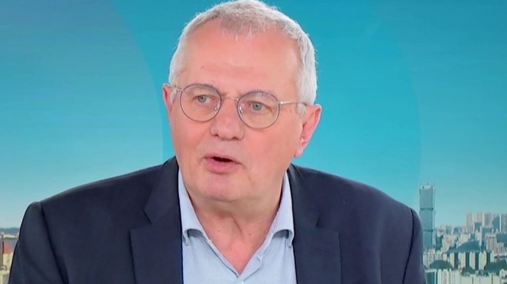 Mort d'un collégien à Viry-Châtillon : "La maman est toujours sous le choc", explique le maire, Jean-Marie Vilain
Shamseddine, 15 ans, est décédé vendredi 5 avril après avoir été roué de coups près de son collège de Viry-Châtillon (Essonne). Le maire de la ville, Jean-Marie Vilain, est l'invité du 12/13 info.
