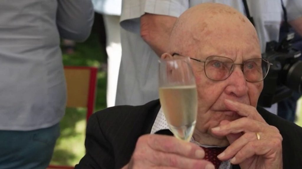 Le doyen des Français fête ses 110 ans
Dimanche 12 mai, Maurice Le Coutour a soufflé ses 110 bougies dans son village natal de Gouberville, dans la Manche. Une longévité exceptionnelle pour le doyen des Français.