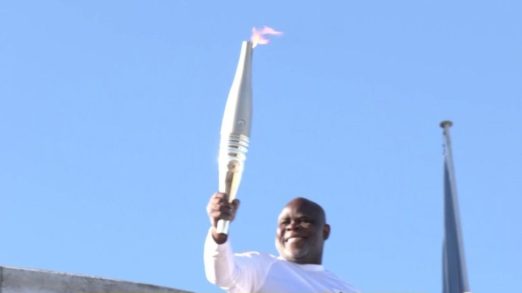 Paris 2024 : le relais de la flamme olympique a débuté à Marseille
La flamme olympique est portée à Marseille, dans les Bouches-du-Rhône, jeudi 9 mai. Le relais a débuté avec l'ancien joueur de l'OM, Basile Boli.