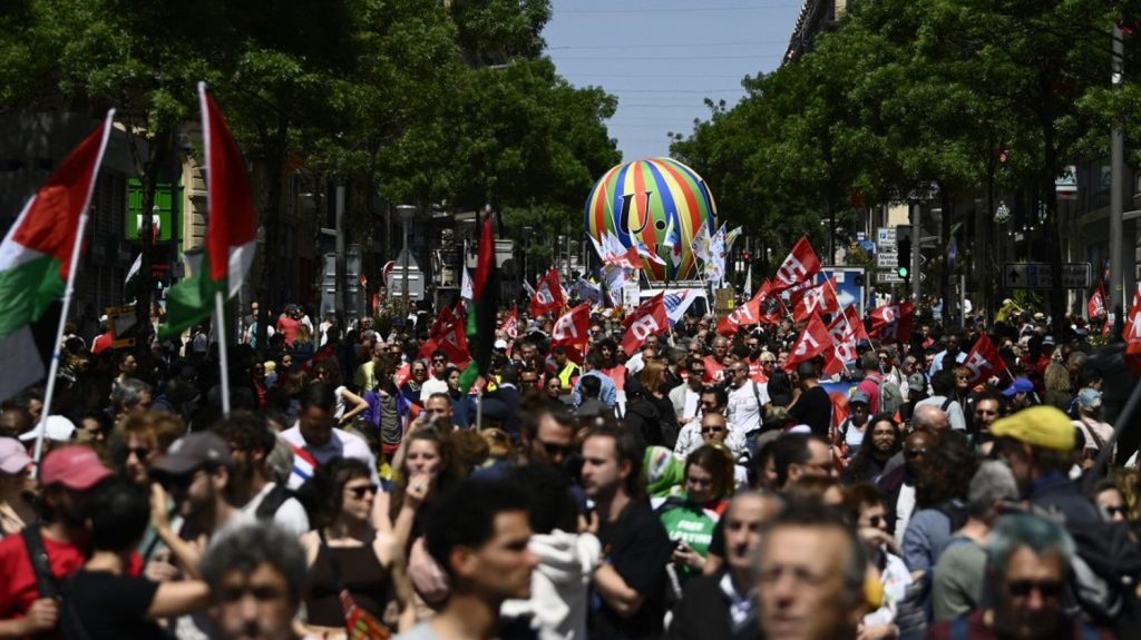 Podcast
Fête du travail, chaleur extrême en Thaïlande et "Fiasco" délicieusement cringe : ça dit quoi ce 1er mai ?
Ce mercredi 1er mai, 150 000 manifestants sont attendus partout en France pour les défilés de la fête du Travail, l'Asie du Sud-Est traverse une canicule "extrêmement dangereuse" et la série Fiasco met en scène un Pierre Niney looser.