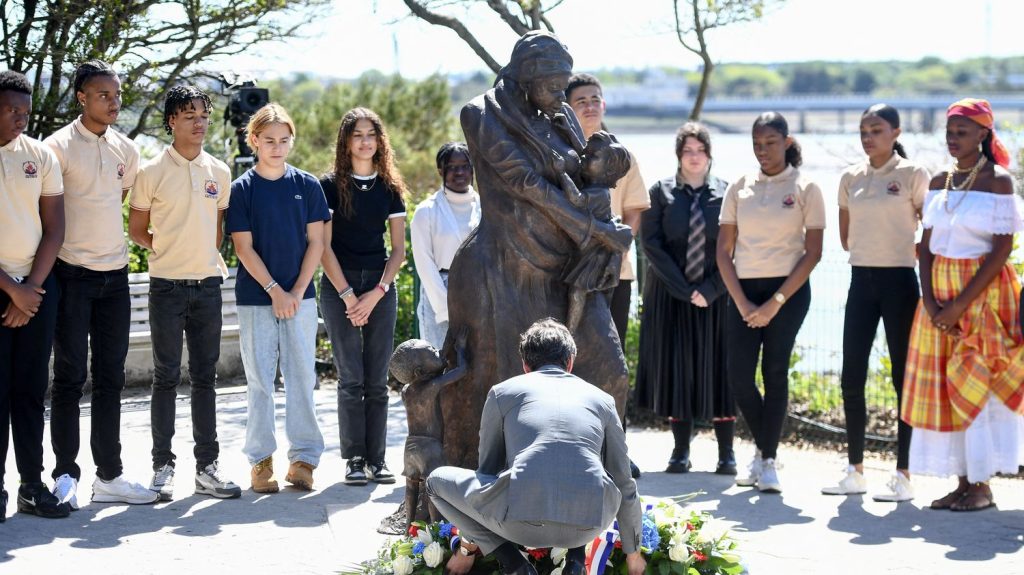 Abolition de l'esclavage : Gabriel Attal annonce une "grande exposition nationale" en 2026
Lors de la cérémonie de commémoration de l'abolition de l'esclavage, vendredi, Gabriel Attal a annoncé une "grande exposition nationale" en 2026. Cette cérémonie annuelle s'est déroulée pour la première fois en métropole hors de la capitale, à La Rochelle.