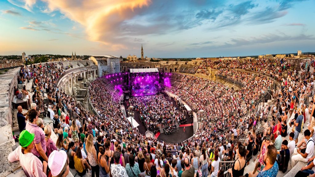 À Nîmes, fin du chantier dans les arènes pour accueillir la 27e édition du Festival de musique à ciel ouvert
Le Festival de Nîmes débutera avec un concert très attendu : Eric Clapton. Une scène française et internationale : Dua Lipa, SCH, Avril Laving, Sofiane Pamart, au total 35 artistes mettront le feu à l'arène jusqu'au 20 juillet.