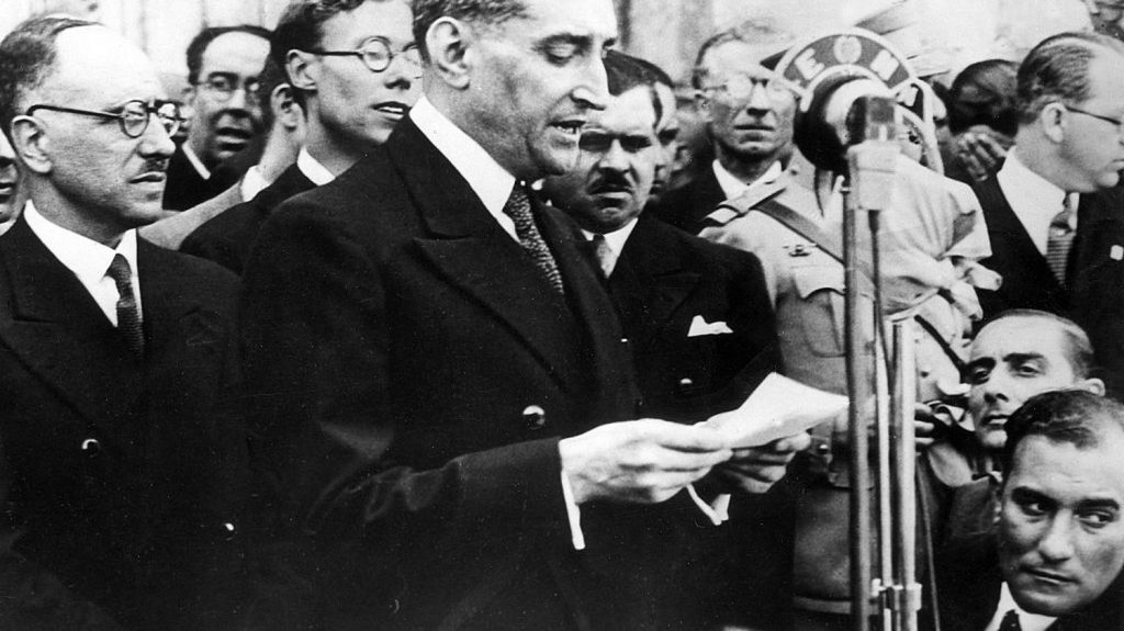 Salazar, un long crépuscule portugais
Aujourd’hui focus sur le Portugal : il y a 50 ans, le 25 avril 1974, la chanson interdite "Grandola, Vila Morena" (Grandola, ville brune) de José Alfonso, était diffusée sur les ondes, le signal pour le début de l’insurrection.
