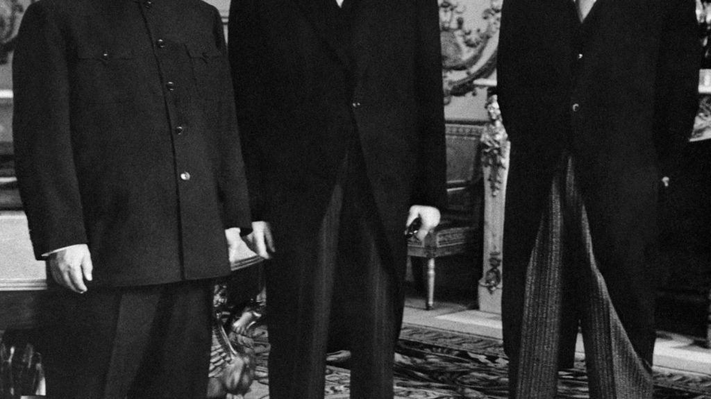Visite de Xi Jinping : la France veut célébrer les 60 ans d'une "relation spéciale" avec la Chine
Le président chinois se rend en France dimanche pour une visite d'État de deux jours. L'occasion de célébrer des relations diplomatiques qui ont beaucoup évolué depuis la reconnaissance de la Chine communiste par le général de Gaulle, en 1964.