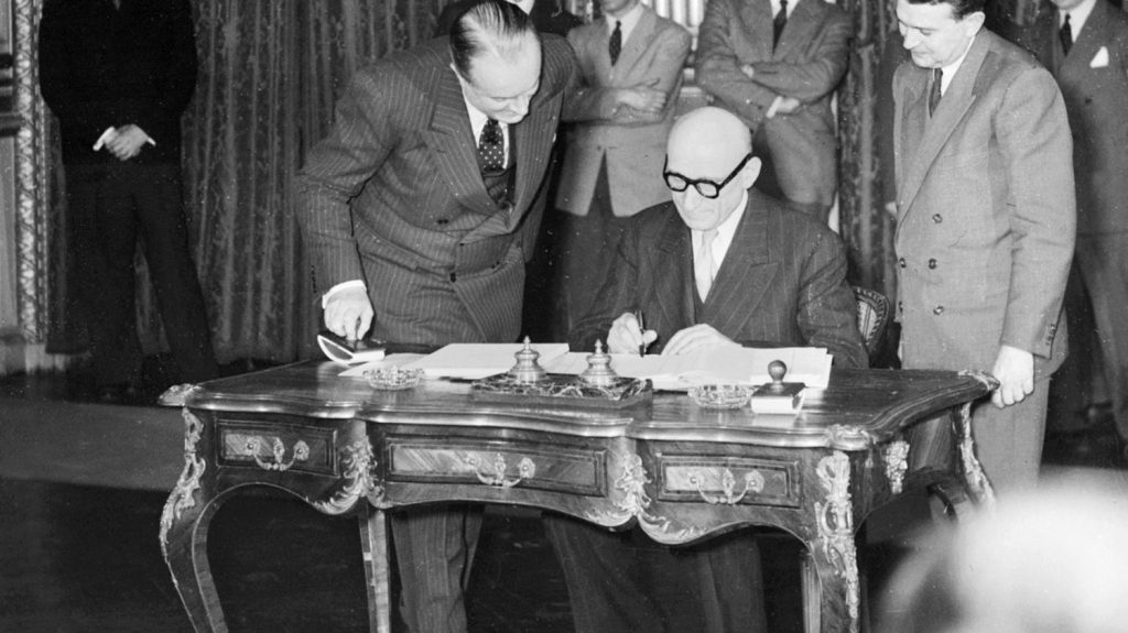 Expliquez-nous la "journée de l'Europe" le 9 mai de chaque année
En 2024, l'Ascension tombe le jeudi 9 mai. Ce jeudi de l'Ascension, qui change de date tous les ans, coïncide cette année avec la "journée de l'Europe". Depuis 1985, le 9 mai est la date aussi choisie pour rendre hommage au début de la construction européenne, en 1950.