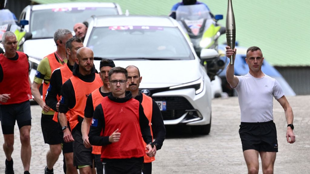 Reportage
Bulle de protection, unités d'élite et lanternes de secours : à Marseille, les forces de l'ordre préparent l'arrivée de la flamme olympique
La flamme olympique arrive mercredi à Marseille, à bord du Belem, après avoir traversé la Méditerranée depuis la Grèce. Une soixantaine de policiers et gendarmes va devoir assurer sa sécurité. Reportage pendant un entraînement.