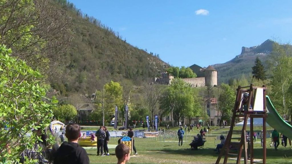 Paris 2024 : le village de Colmars-les-Alpes se prépare à accueillir la flamme olympique
Trois jours après son arrivée à Marseille (Bouches-du-Rhône), la flamme olympique poursuit sa course samedi 11 mai dans les Alpes-de-Haute-Provence, à Colmars-les-Alpes.