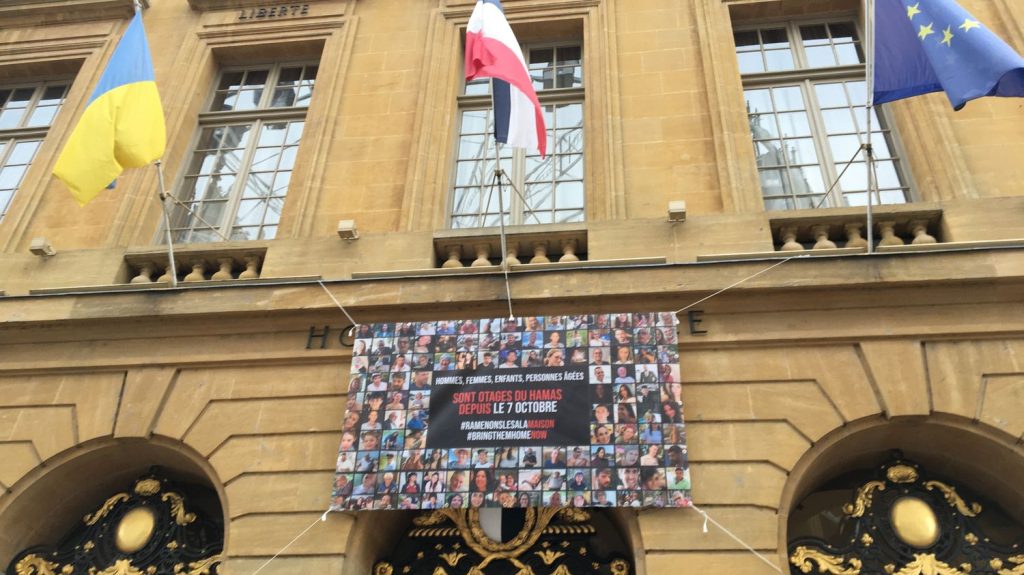 La ville de Metz en Moselle se porte volontaire pour accueillir des réfugiés palestiniens de Gaza
"Fidèle à sa tradition humaniste sous toutes les municipalités, la Ville de Metz a toujours contribué à l’accueil des réfugiés victimes des guerres", affirme François Grosdidier, le maire de la commune