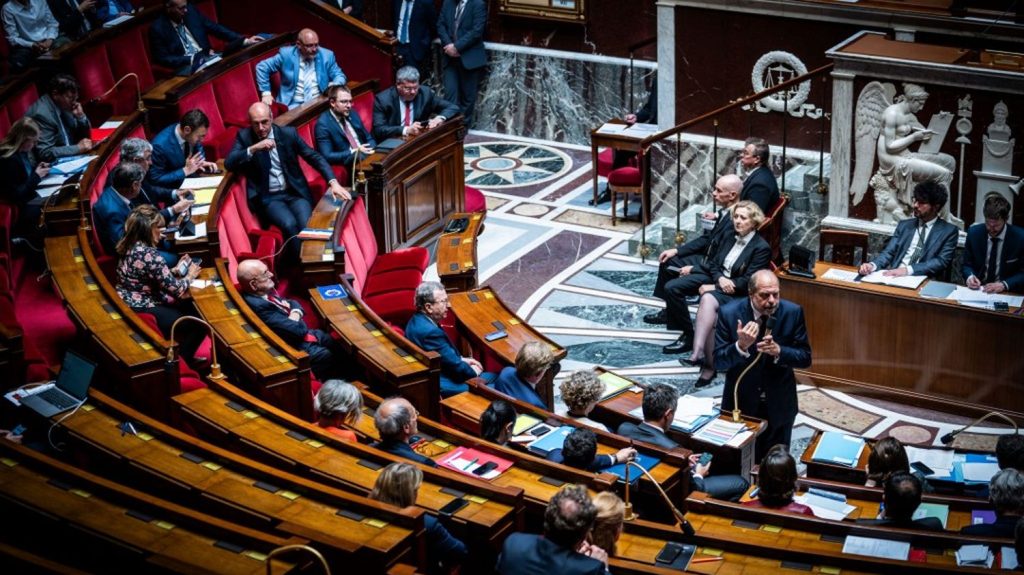 Agriculture : l'Assemblée nationale adopte le projet de loi d'orientation du gouvernement
Fruit de la concertation entre le gouvernement et deux syndicats majoritaires, la FNSEA et les Jeunes Agriculteurs, ce texte est loin de contenter les oppositions.