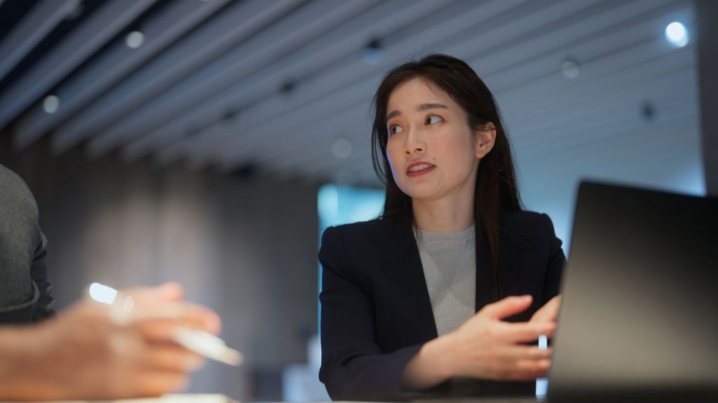 Japon : pour quitter leur emploi, les salariés font de plus en plus appel à des "agents de démission"
Les salariés japonais, qui reviennent d'un long cycle de jours fériés, ont le blues au travail cette semaine. Avec peu congés et une forte pression managériale, ils pensent souvent à démissionner en cette période. Mais démissionner n'est pas anodin, encore moins pour les Japonais.