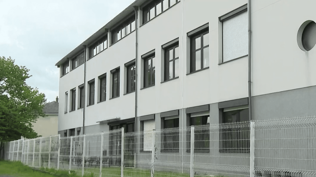 Maine-et-Loire : une enseignante agressée à l’arme blanche
Une professeure d’anglais a été agressée au couteau en plein cours par un élève de 18 ans, lundi 27 mai, dans un lycée de Chemillé-en-Anjou (Maine-et-Loire). Elle a été blessée au visage, mais ses jours ne sont pas en danger. L’agresseur a été interpellé.