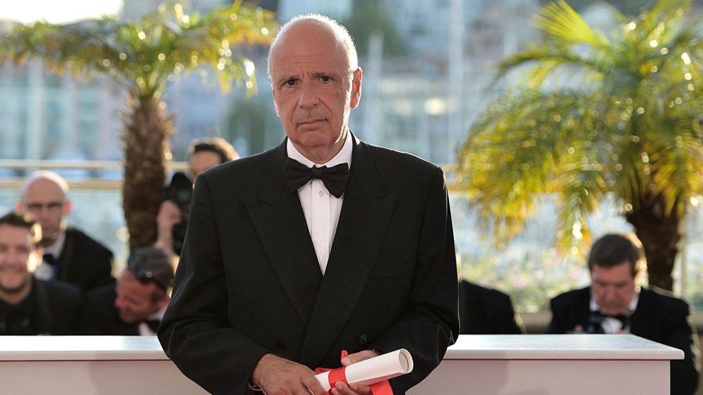 MeToo dans le cinéma : le producteur Alain Sarde mis en cause par neuf femmes pour des viols, des agressions sexuelles ou des comportements déplacés
Dans une enquête publiée lundi soir par le magazine "Elle", ces actrices, qui restent pour la plupart anonymes, décrivent les contours d'un mode opératoire récurrent. Dans l'espoir de décrocher un rôle, les femmes se rendaient à un rendez-vous avec Alain Sarde. Par la voix de son avocate, le producteur de 72 ans évoque des "allégations mensongères".