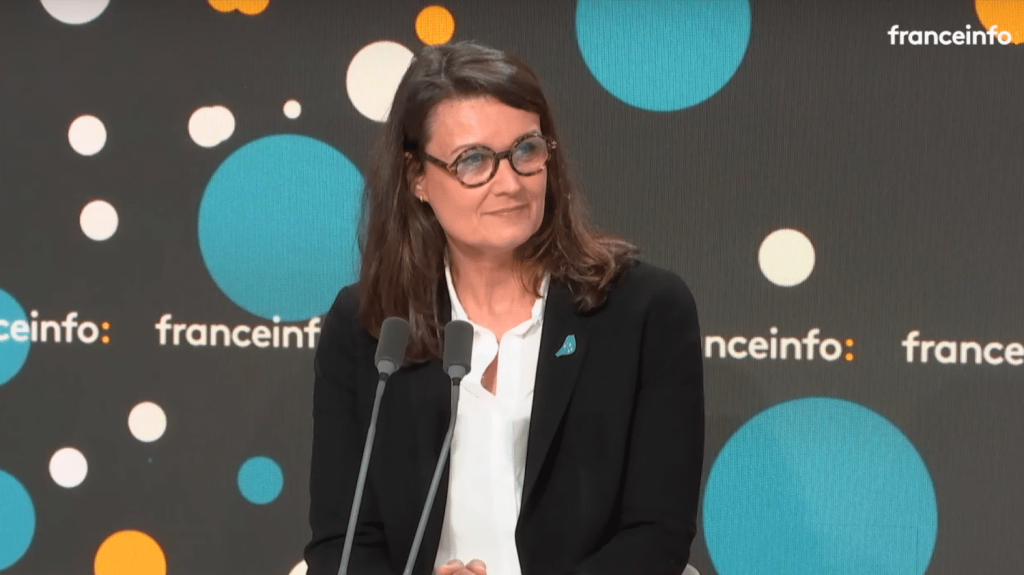"Il faut protéger les enfants" : la commandante de police Véronique Béchu alerte sur les dangers d’internet
Tous les jours, une personnalité s'invite dans le monde d'Élodie Suigo. Lundi 13 mai 2024 : la commandante de police et cheffe du pôle Stratégie de l'Office mineur (OFMIN), Véronique Béchu. Elle vient de publier "Derrière l'écran" aux éditions Stock.
