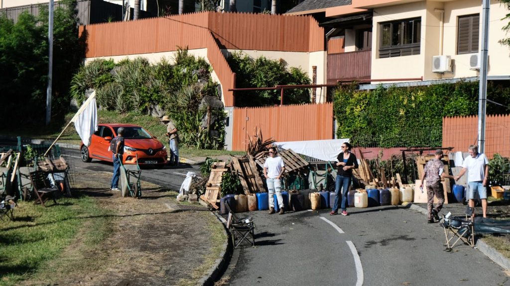 Nouvelle-Calédonie : "On va commencer à avoir des problèmes d'approvisionnement en nourriture", alerte le maire d'une ville au nord de Nouméa
Pascal Vittori attire l'attention sur "l'aspect psychologique" de la situation. "Les gens voient sur les réseaux sociaux tout ce qui se passe dans l'agglomération. Donc certaines personnes ont très peur."