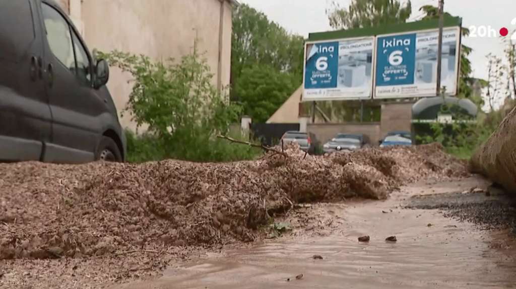 Intempéries : en Seine-Saint-Denis, la grêle a recouvert les rues de Tremblay-en-France
19 départements ont été placés mercredi 1er mai en alerte orange aux orages. En Seine-Saint-Denis, la grêle a soudain blanchi les trottoirs et les rues de Tremblay-en-France. Plusieurs dizaines de centimètres de grêlons se sont accumulées en quelques minutes à peine.