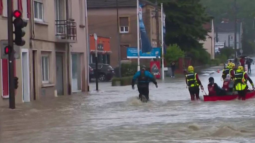 Intempéries dans le Grand Est : la Moselle placée en alerte rouge pluie-inondation
Jusqu’à 100 mm de précipitations sont attendues par endroits, en Moselle, dans la nuit du vendredi 17 au samedi 18 mai. Les habitants ne cachent pas leur inquiétude, alors que plusieurs communes ont déjà été inondées dans le Grand Est.