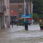Intempéries dans le Grand Est : la Moselle placée en alerte rouge pluie-inondation
Jusqu’à 100 mm de précipitations sont attendues par endroits, en Moselle, dans la nuit du vendredi 17 au samedi 18 mai. Les habitants ne cachent pas leur inquiétude, alors que plusieurs communes ont déjà été inondées dans le Grand Est.