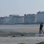 Pas-de-Calais : les grandes marées font le bonheur des amateurs de la pêche à la moule
De nombreux Français profitent des grandes marées vendredi 10 mai, lors du pont de l'Ascension. Un rendez-vous prisé des amateurs de la pêche à la moule à Wimereux (Pas-de-Calais).