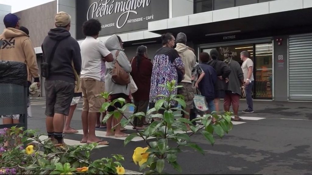 Nouvelle-Calédonie : des difficultés d’approvisionnement dans les commerces
En Nouvelle-Calédonie, si la situation est plus calme, il reste très compliqué de s’approvisionner. Comment la population se ravitaille-t-elle ? Reportage.