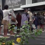 Nouvelle-Calédonie : des difficultés d’approvisionnement dans les commerces
En Nouvelle-Calédonie, si la situation est plus calme, il reste très compliqué de s’approvisionner. Comment la population se ravitaille-t-elle ? Reportage.
